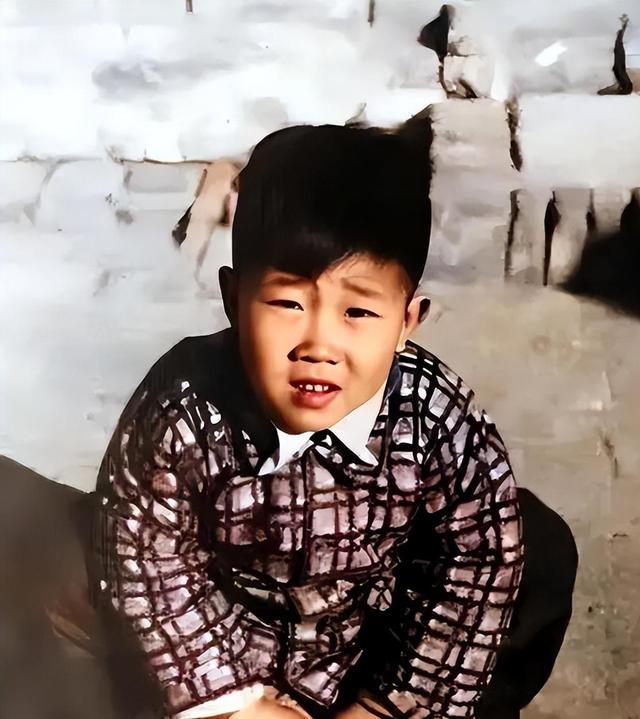 他因嘴歪演了半辈子坏人，令人想不到的是	，他女儿是我们熟悉的她