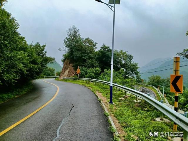 文字版【润在北京】山水林弯小山谷，溪水潺潺麻松路