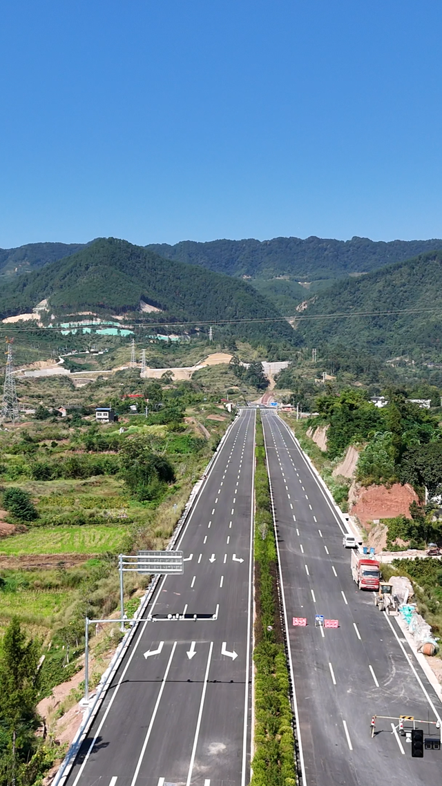 垫江这条新修公路一标段通车啦！