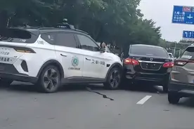 萝卜快跑和一辆刚提未上牌的私家车相撞：车牌都来不及挂就报废了图片