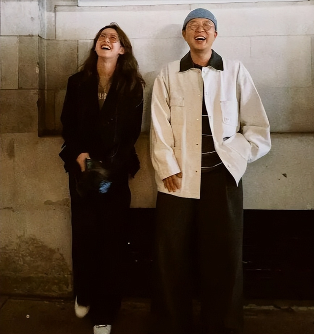 31岁章泽天伦敦看展，胃部凸起，衣服满是褶皱，牙齿影响美感