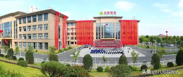 一年狂赚786亿，吞并18个村庄，村长身家165亿，他们是干啥的？