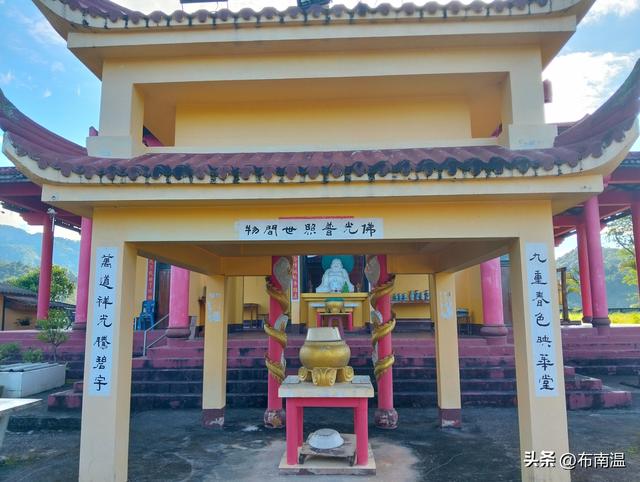 “走几步路就必须摇扇的地方”，靠茶泡出和谐之地