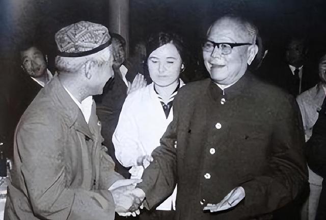 李先念为毛主席守灵时，假借散心离开大会堂，私下和一人秘密见面