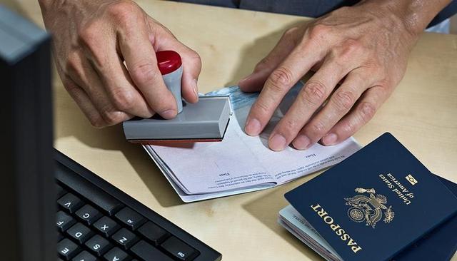 重挫硅谷！签证年费暴涨至10万美元，38%人才逃离，中国要躺赢？