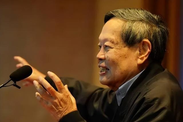 杨振宁刚去世，翁帆终于发声，字字催泪	，清华大学吊唁堂细节感人