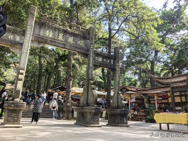 当铜殿被一只松鼠赋予轻盈