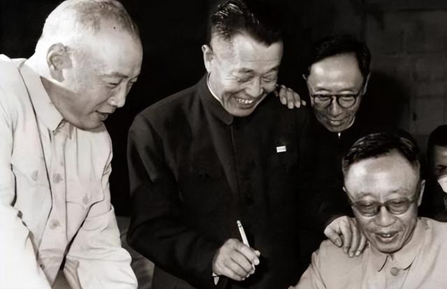 宴会上，毛主席问溥仪：传国玉玺去哪了？溥仪的回答引起一片哗然