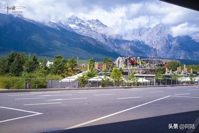玉龙雪山有点过分,其实不用坐索道,光游客中心都能逛吃玩上一天