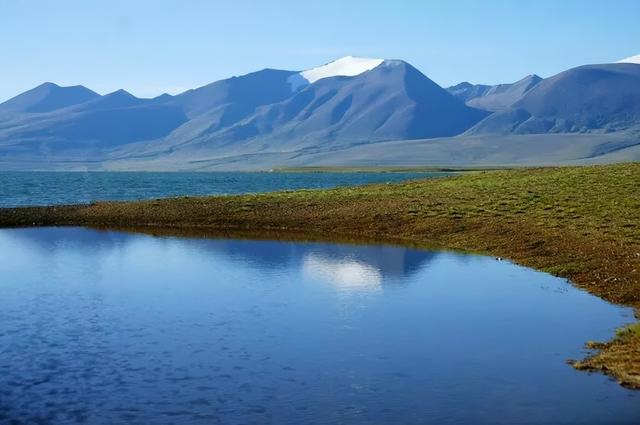 沙漠与湖泊相拥！西藏这片五彩沙丘美到犯规