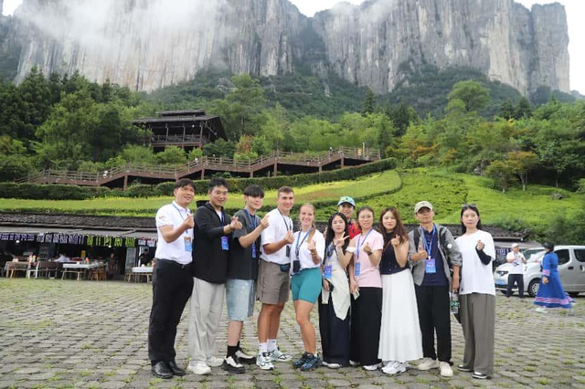 全球旅行商走进恩施大峡谷