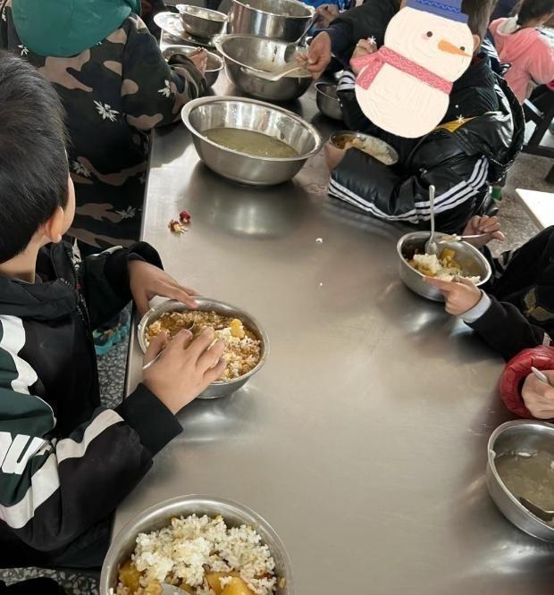 北京下了死命令，2027年底前	，所有中小学必须告别“校外配餐”