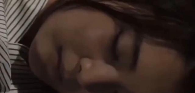 慰安妇控诉日军暴行，一个压在我身上，一个拉在我大腿上