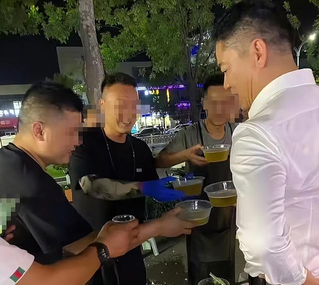 京东巨损147亿！网友凌晨偶遇刘强东喝大，拿塑料碗喝，来者不拒