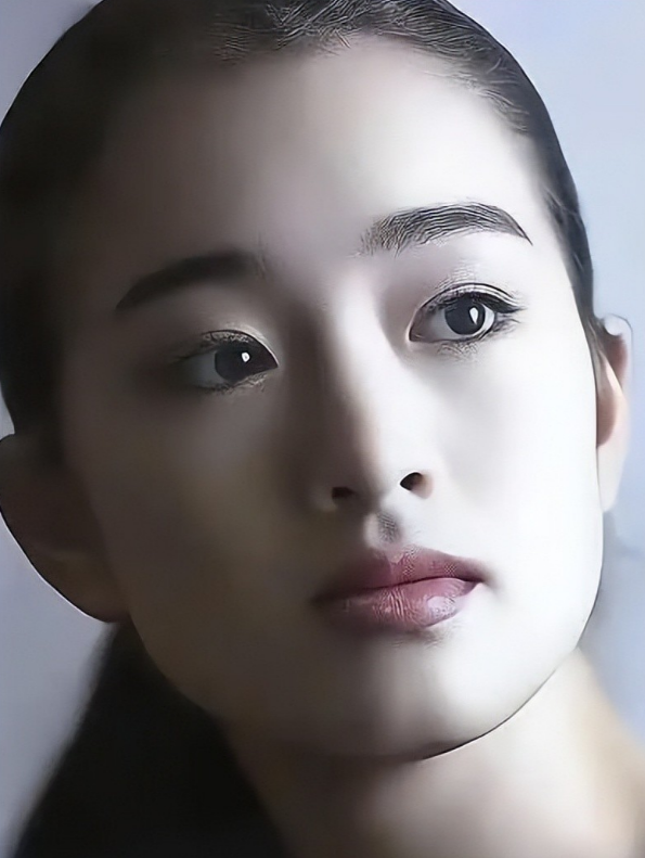 事实证明！陪马克龙回国的巩俐，可能已经走上了另一条大道