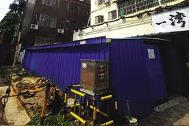 盖电动车雨棚遭“认定困难”，海口多部门现场办公解决华峰公寓业主难题图片