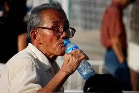 医生提醒：血管不好的人，每天这几个时间喝水，喝对了血管更通畅图片