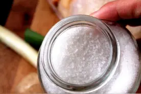 鱼缸放盐的正确方法 鱼缸中放盐的注意事项图片