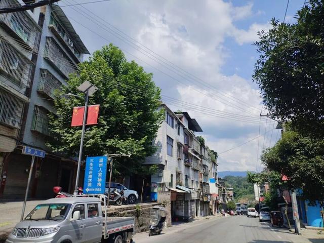 沿合（江）习（水）公路，跨越川黔边界