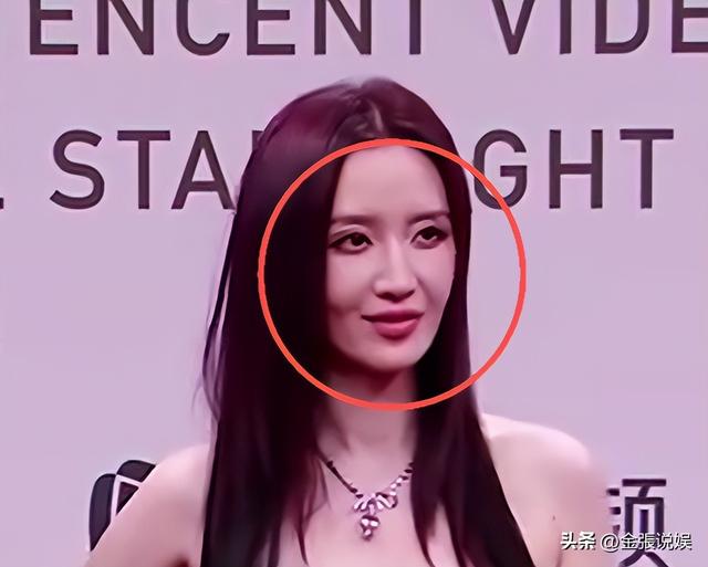 海南红毯好俗，毛晓彤挤出副乳，张萌深V不怕走光，宋茜胸骨凸出