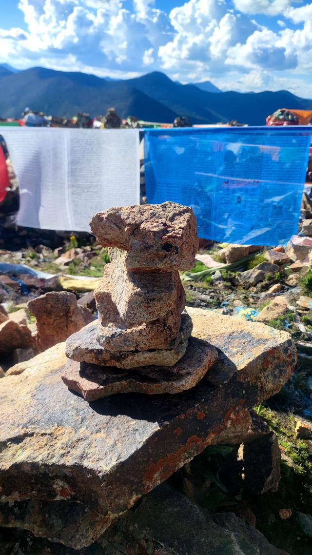 爬拉萨哲蚌寺后山,从海拔3600米到山顶5300米,上下20公里