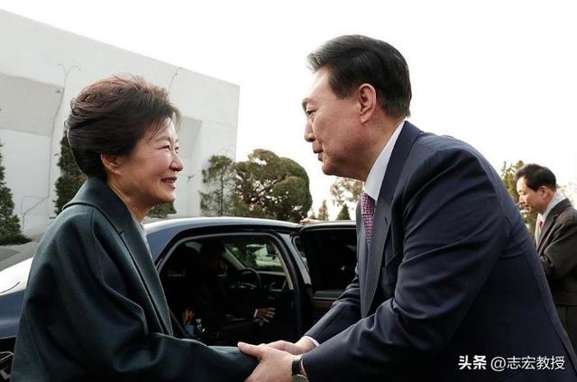 韩国政坛“地震”，尹锡悦妻子被关进大牢，朴槿惠文在寅集体失声
