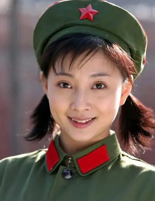 她是演员中的富婆，豪车多的开不过来，如今45岁却像妙龄少女