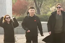 埃文凯尔现身杭州，网红听泉鉴宝陪同游西湖，所穿衣服引网友怒赞图片