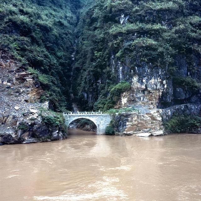 不尽长江滚滚流 1987年