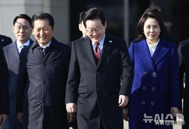 被59岁韩国第一夫人惊艳到！穿蓝大衣访问北京，皮肤白皙越活越美