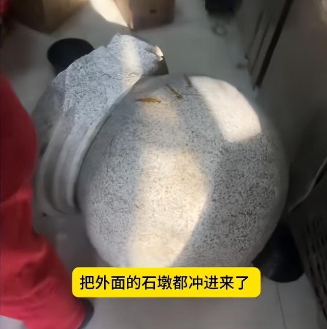 湖南娄底一小车撞飞石墩冲进面馆，店内有人躲闪不及被撞翻在地，开车的是一名女子	，可能是把油门当刹车踩了