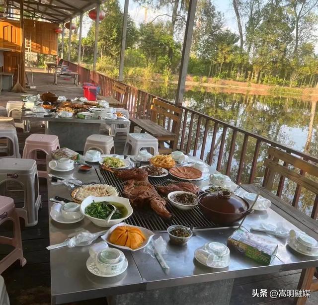 自在嵩明丨嵩阳街道天生潭渔庄：水上烧烤听风吟，两岸烟火共朝夕