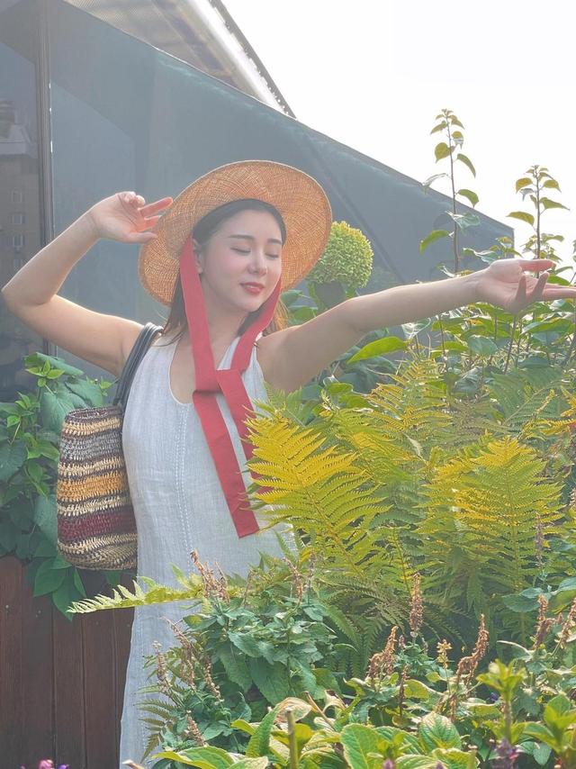 40岁李小萌太丰满，穿吊带裙都兜不住好身材，难怪直男都喜欢她