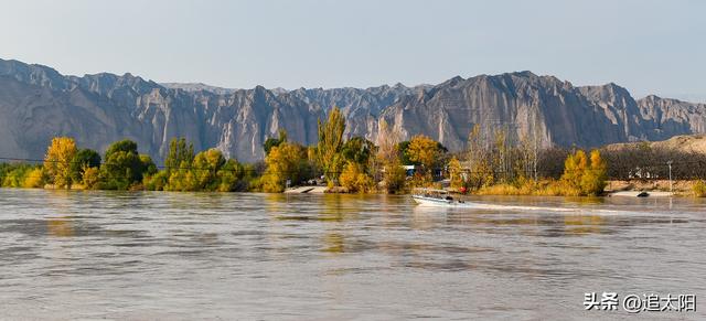 以金黄为主色调的秋日景泰龙湾