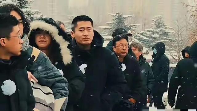 聂卫平葬礼，长子捧遗像，两任妻子未现身	，现任兰莉娅主持现场