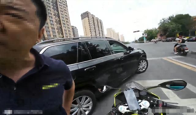 闹大了！别车工装男已被拘，真实身份被扒，警方回应，网友立大功