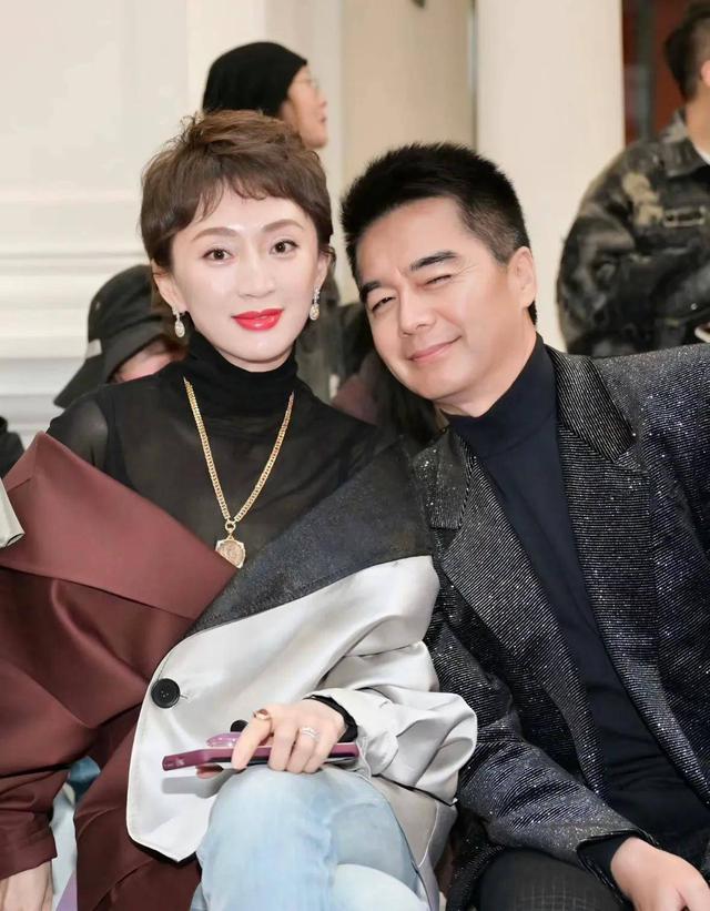 原来他们是夫妻，《许我耀眼》他4婚娶小12岁娇妻，老婆像梅艳芳