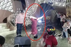 看傻眼！浙江婆婆婚礼穿旗袍玩倒立，满地练蛤蟆功，儿媳一脸无奈图片