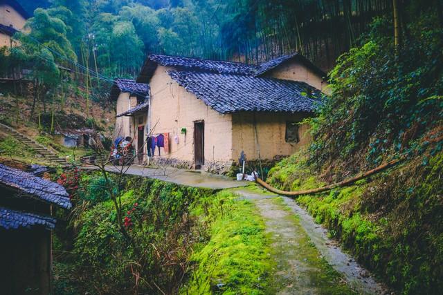 94年暴雨夜，我在山神庙躲雨，一个浑身湿透的女人也跑了进来