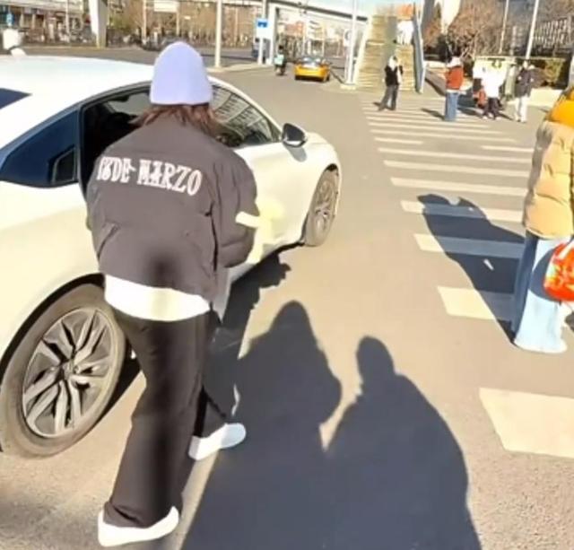 全红婵回归！不见陈若琳接送，长发造型惊艳粉丝围拍现场