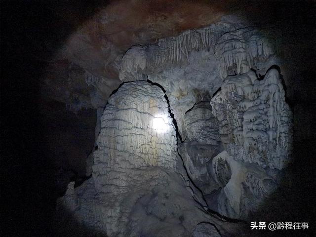 探险贵州深山原始溶洞，遇见一个躲匪洞、一座红军坟