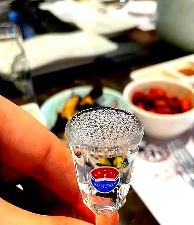 茅台员工坦言：买茅台送的小杯子，不是用来喝酒的，其另有深意！