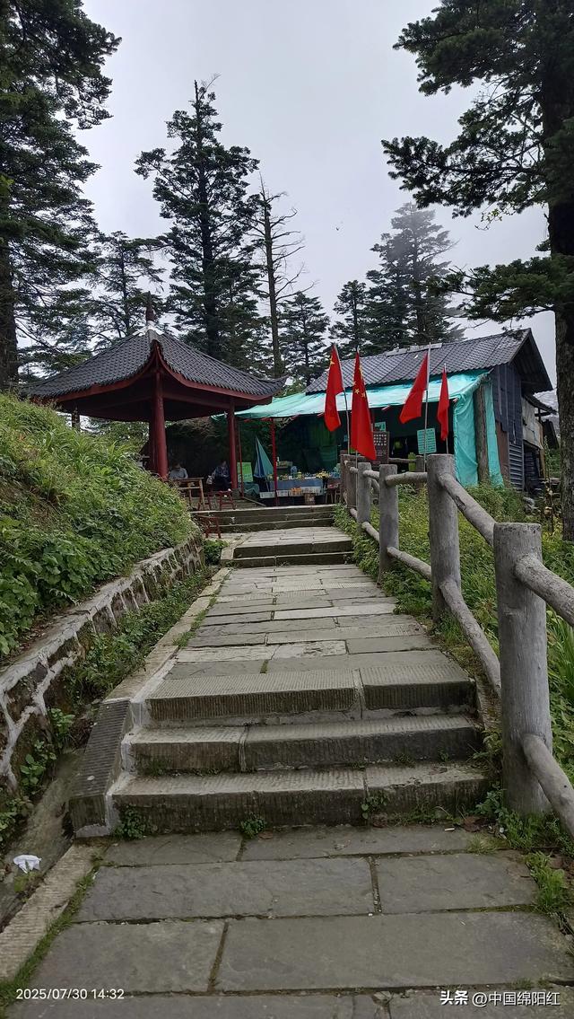 夜爬峨眉山 我花了15个小时