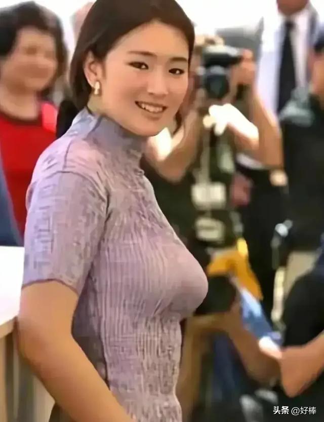 天呐！巩俐这身材简直没谁了 这胸围简直叫到肚脐了 状态也是十足