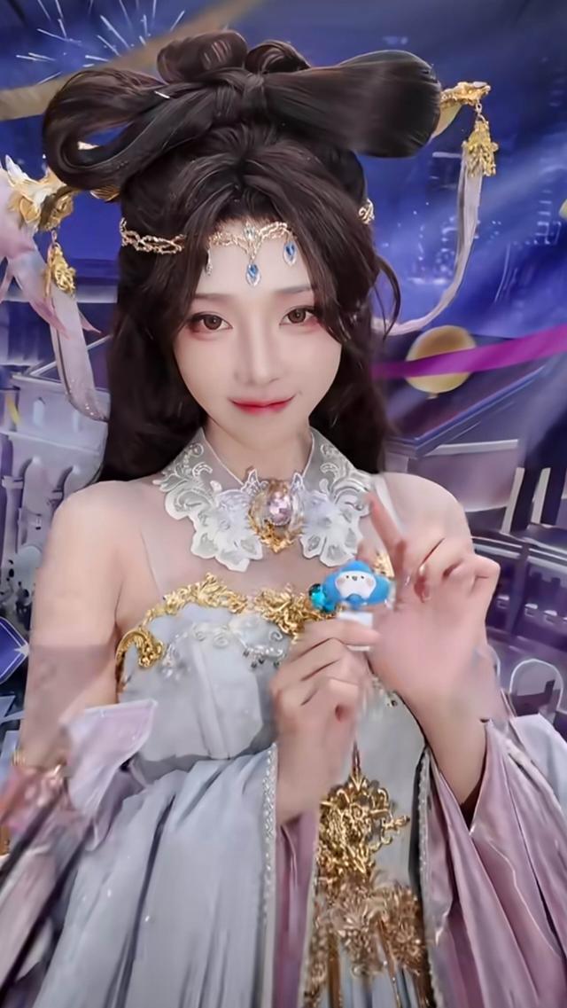 走路摇cos貂蝉，身穿白色衣裙，头戴粉色珠钗，造型超级温婉