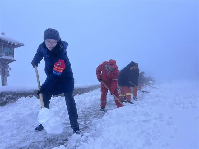 雪霁云海涌 泰山披银装