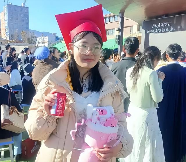 四川高考女孩杜彬洋去世！仅18岁，刚被北川医学院录取，弟弟立碑