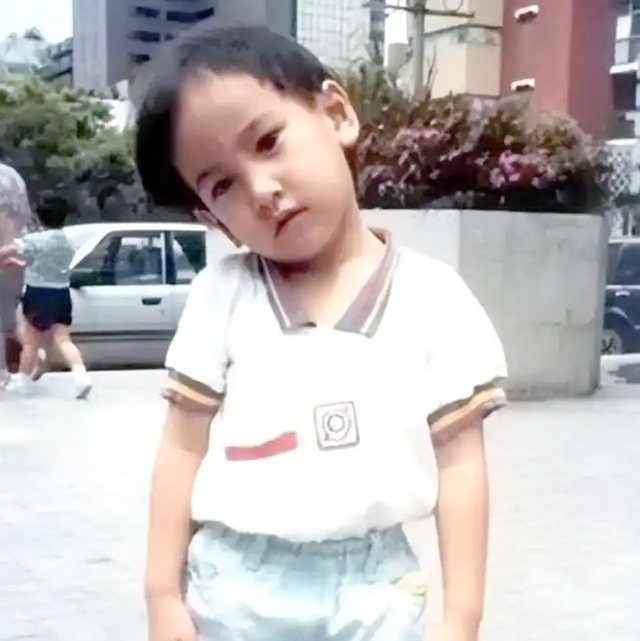 母亲是影后，父亲浦东开发第一人，继承上海百套房，21岁身价百亿