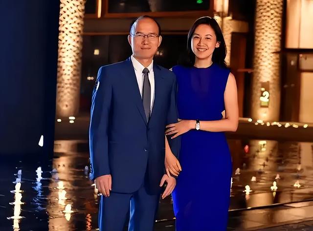 她是金牌美女主持，嫁上海首富生3个孩子，54岁看着像34岁好年轻