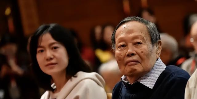 杨振宁离世不到1个月，三大历史争议被扒，原来他并非想象中那样